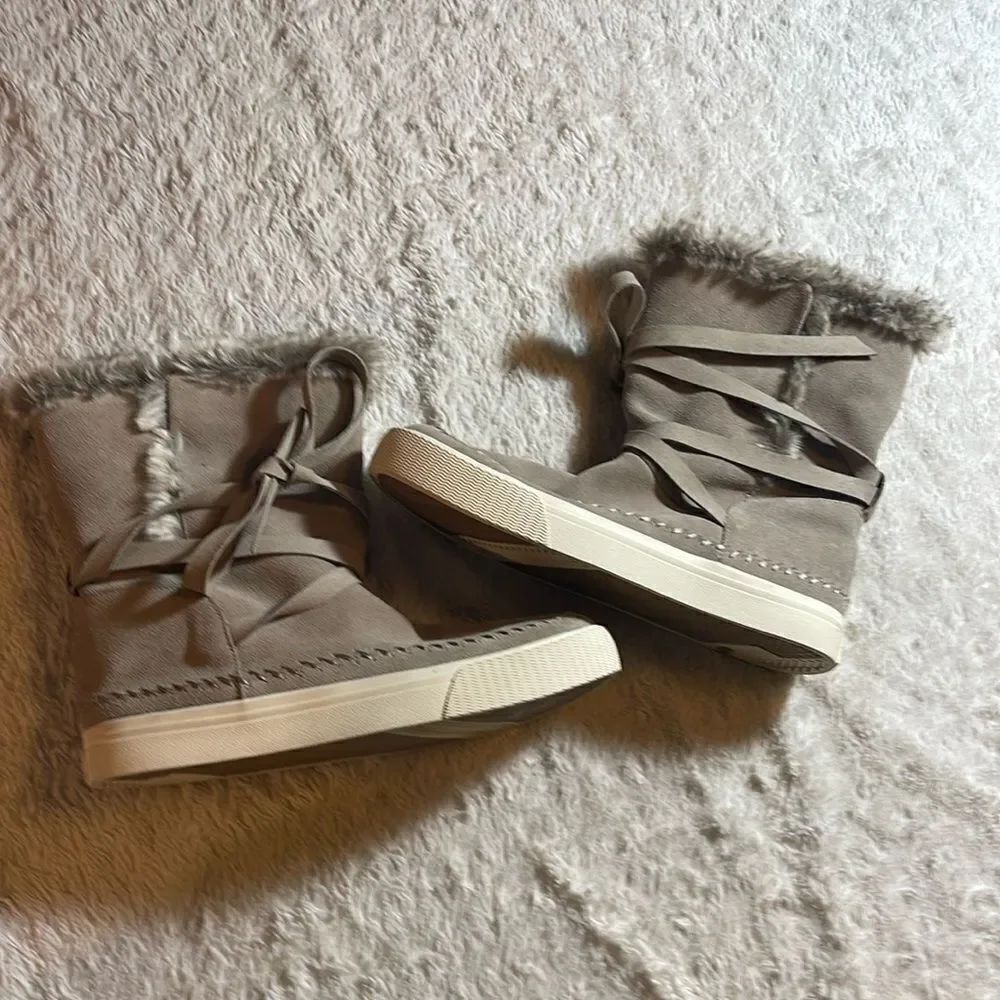 TOMS
Women's Vista Suede & Faux-Fur Booties size 7